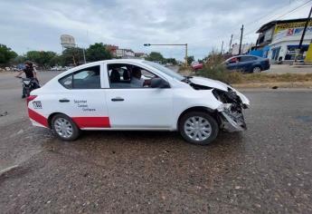 Choque entre camioneta y taxi causa pérdidas materiales en Mazatlán