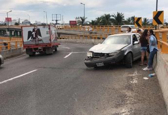 Calcula mal la curva y su carro termina en pérdida total 