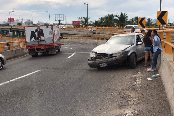 Calcula mal la curva y su carro termina en pérdida total 