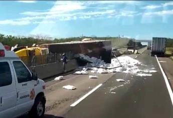 Vuelca tráiler cargado de harina en la autopista Mazatlán-Culiacan