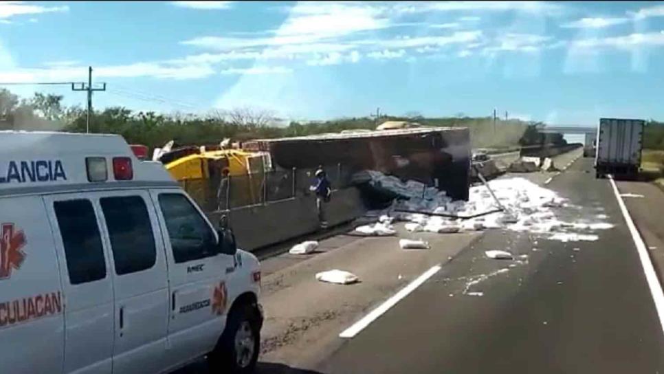 Vuelca tráiler cargado de harina en la autopista Mazatlán-Culiacan