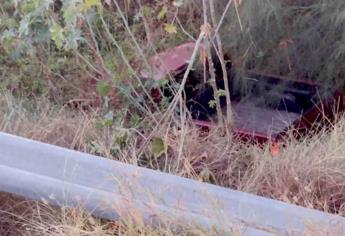 Camioneta se sale del camino y deja dos lesionados en Angostura