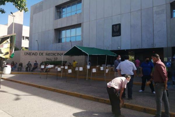 Se quejan de largas filas y falta de médicos en Clínica 37 del IMSS
