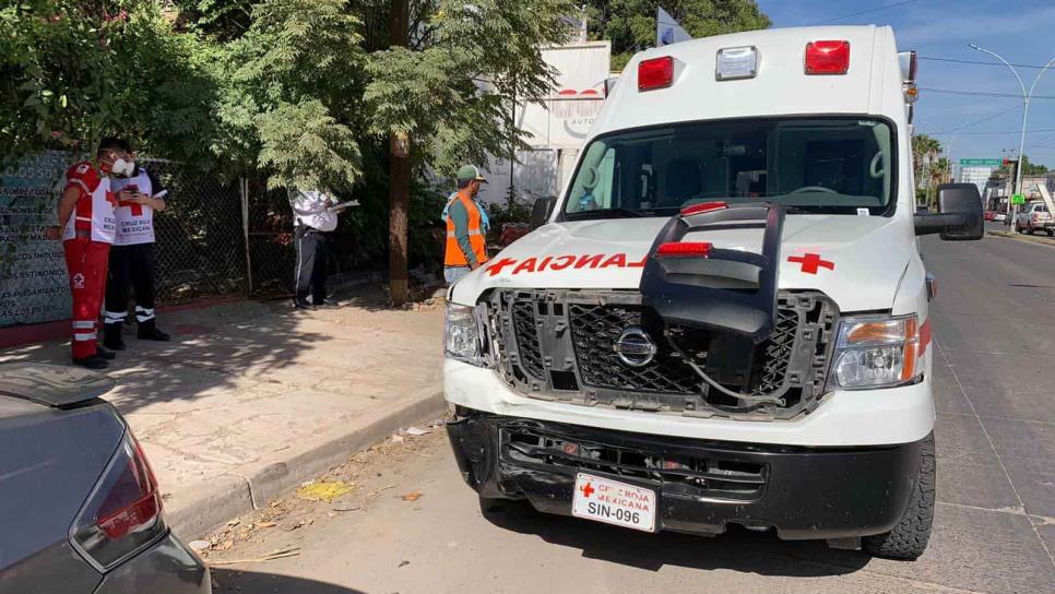 Choca en Los Mochis ambulancia de Choix; trasladaba a mujer en labor de parto