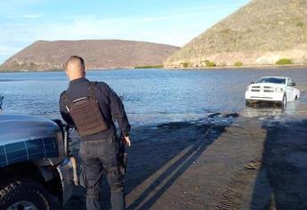 Camioneta intentaba remolcar una lancha en El Maviri y casi se la «traga» el mar