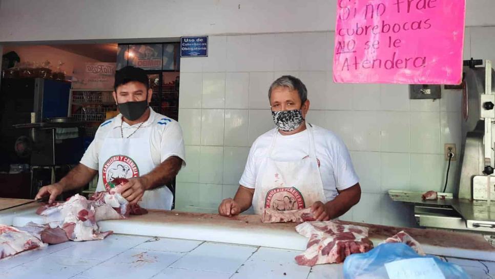 Por obligación y protección usan cubre bocas en negocios del puerto