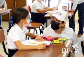 Niños y niñas de escasos recursos le escriben su carta a Santa