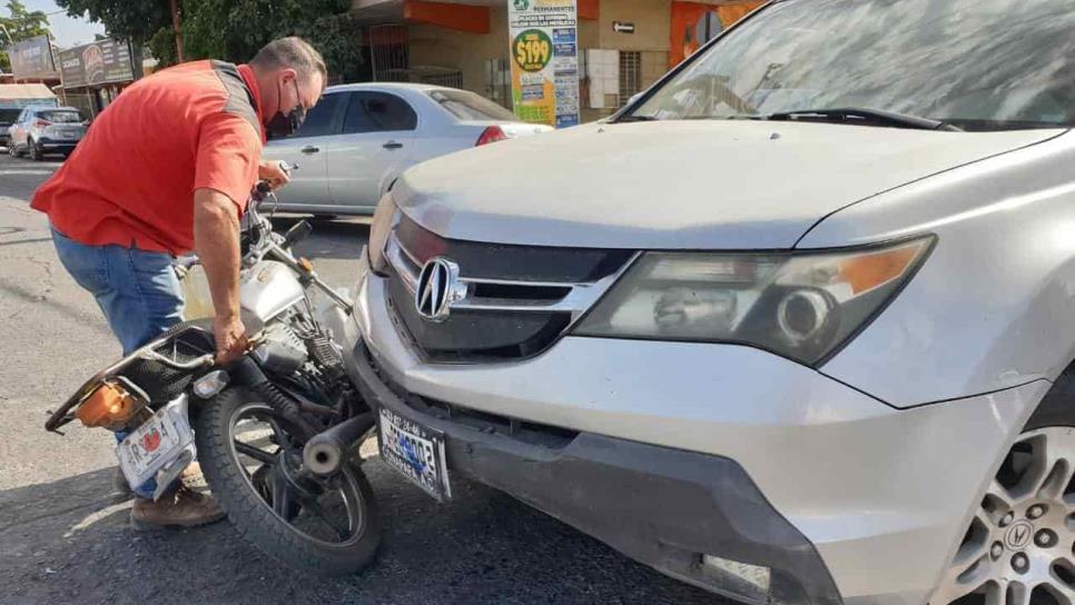 Motociclista queda lesionado tras accidente en Guamúchil Motociclista queda lesionado tras accidente en Guamúchil