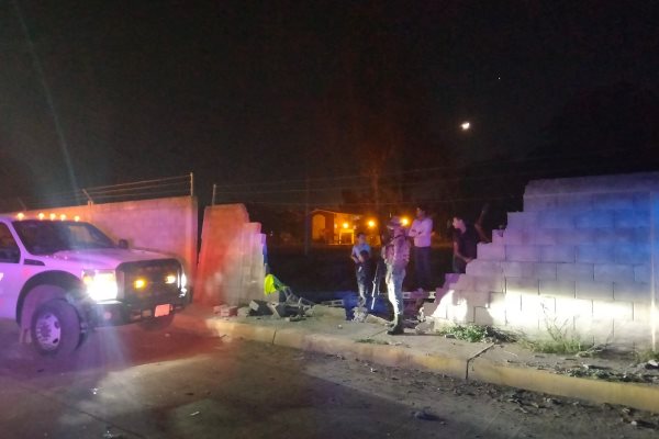 Jóvenes pierden el control de su automóvil y tumban barda de complejo militar, en Culiacán