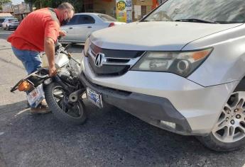 Motociclista resulta lesionado tras sufrir accidente en Guamúchil