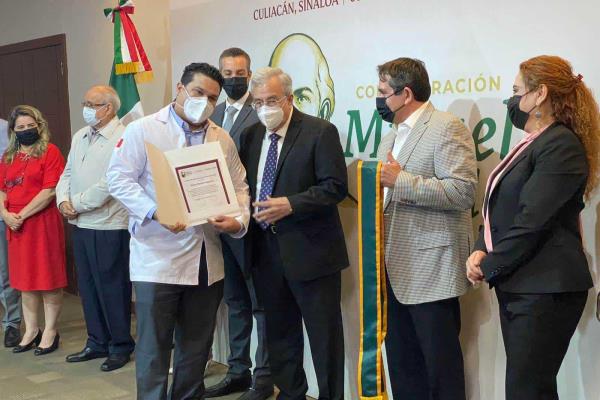 Condecoran a trabajadores de Salud