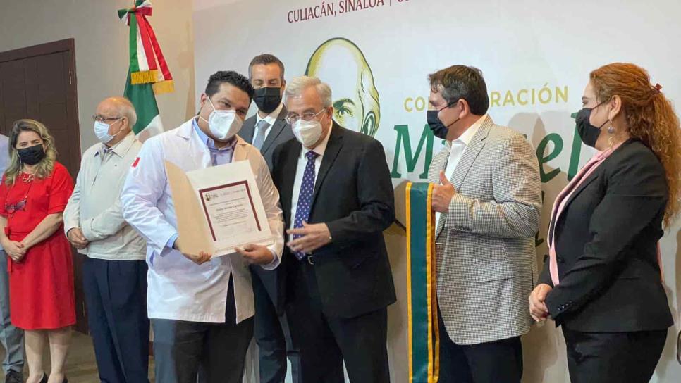 Condecoran a trabajadores de Salud