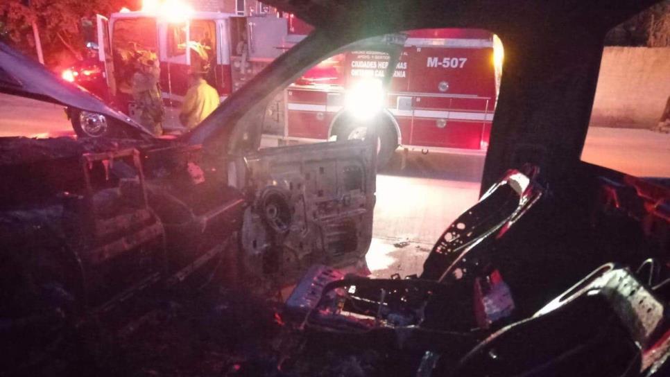 Se incendia camioneta en la Insurgentes, en Guamúchil