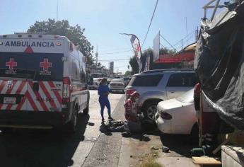 Auto arrolla a ciclista y lo manda al hospital en Los Mochis