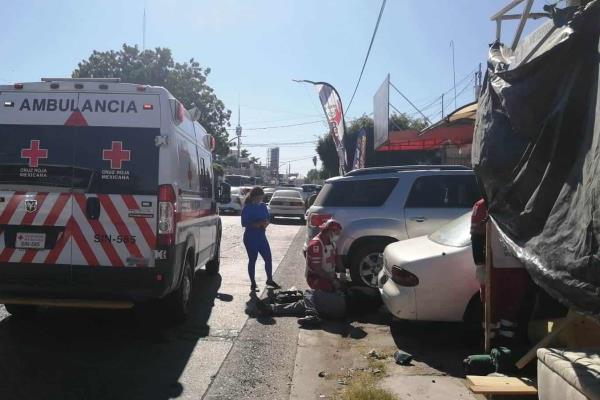 Auto arrolla a ciclista y lo manda al hospital en Los Mochis