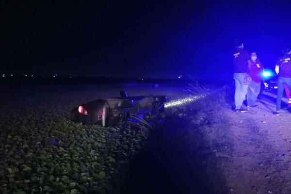 Joven cae en su vehículo a canal del ejido Flores Magón, Ahome