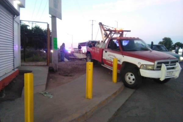 Mujer cae en vehículo a un canal de Los Mochis