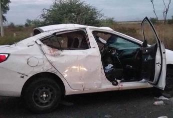 Familia colombiana vuelca en la maxipista Culiacán-Mazatlán; una mujer falleció en el lugar