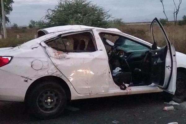 Familia colombiana vuelca en la maxipista Culiacán-Mazatlán; una mujer falleció en el lugar