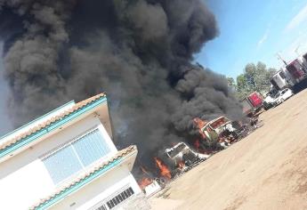 Se incendian camiones de carga  en una yarda de Culiacán