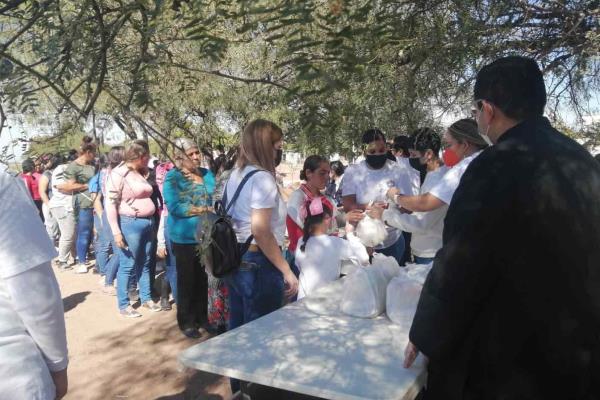 Alumnos de colegio e iglesia católica regalan cenas en la periferia de Juan José Ríos