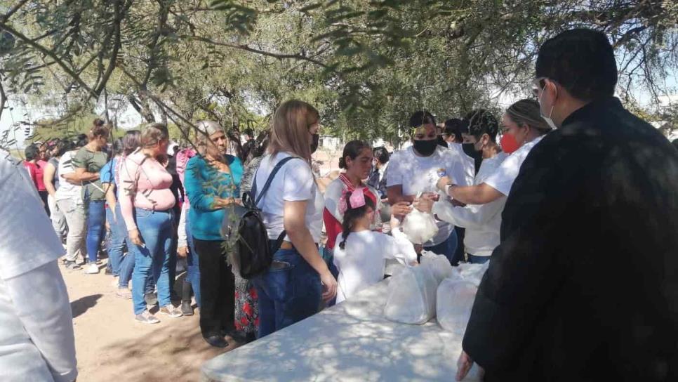 Alumnos de colegio e iglesia católica regalan cenas en la periferia de Juan José Ríos