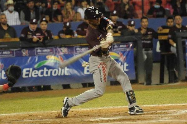 Tomateros apalea y se adelanta en los playoffs