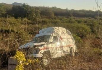 Ambulancia de Cosalá vuelca en la carretera México 15; dos paramédicos quedan lesionados