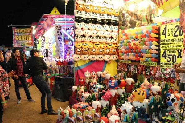 Reportan comerciantes buenas ventas en Verbena Navideña de Los Mochis