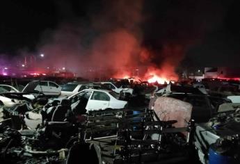 Voráz incendio arrasa con más de 30 autos en yonke de la colonia 21 de Marzo, en Culiacán