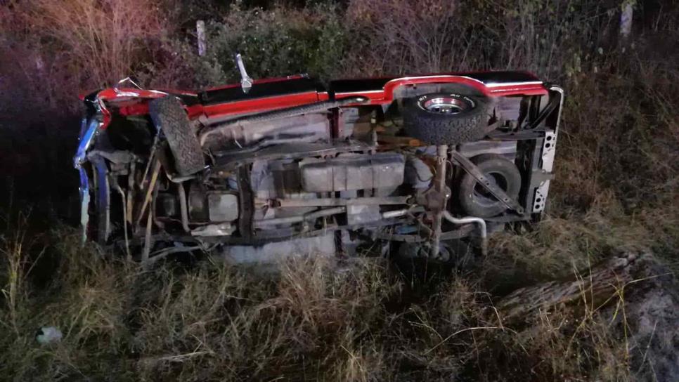 Vuelca camioneta clásica tras evitar atropellar un toro sobre la carretera México 15