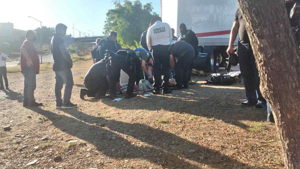 Chofer de tráiler realizaba maniobras y termina arrollado por su propia unidad, en Culiacán