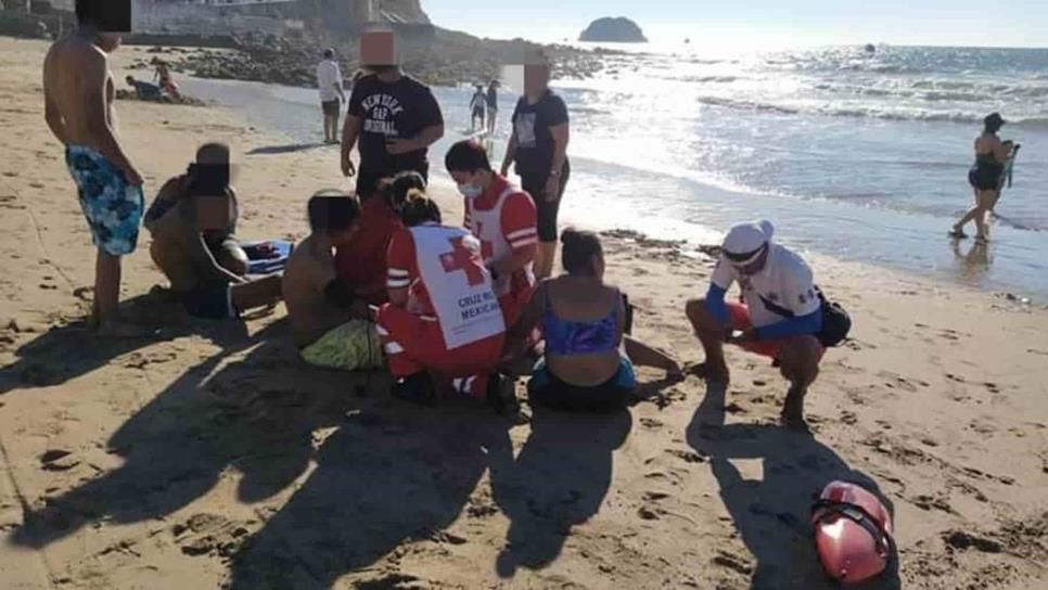 Salvavidas de Mazatlán rescatan de morir ahogados a tres turistas del Estado de México