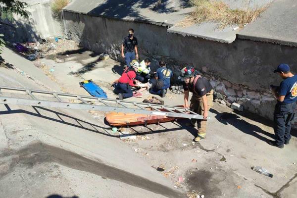 Cae mujer de la tercera edad a un canal en Mazatlán