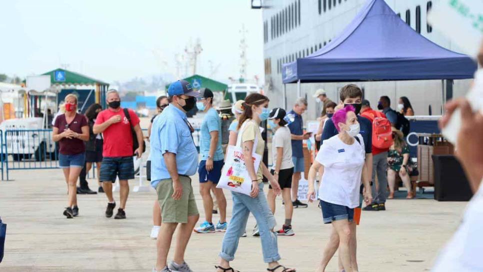 Tachan de irresponsable a «El Químico» por permitir el arribo de «cruceros covid»