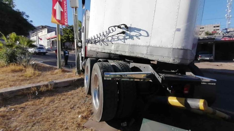 Muere conductor de tráiler que fue aplastado por su propia unidad, en Culiacán