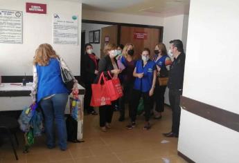 Llevan dulces y regalos a niños al Hospital General, por Día de Reyes