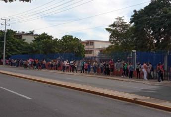 Hasta 2 km de fila en vacunación de refuerzo para los de 40 a 59 años