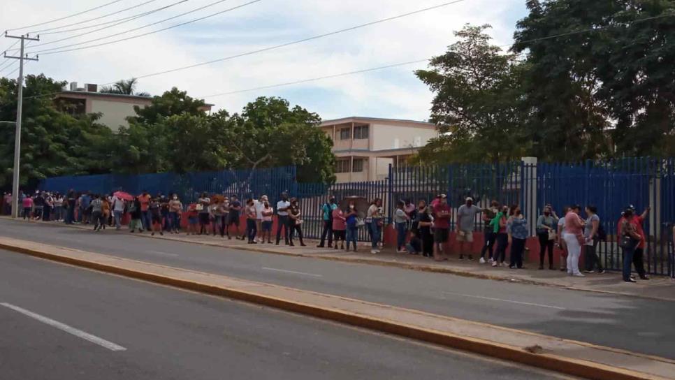 Hasta 2 km de fila en vacunación de refuerzo para los de 40 a 59 años