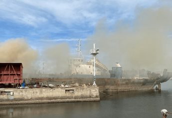 Se quema barco que era desmantelado en el parque Bonfil, en Mazatlán