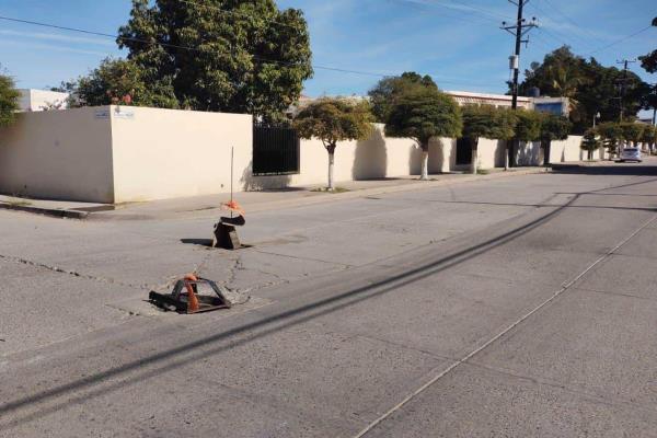 Doble alcantarilla abierta, un riesgo para peatones y carros en Los Mochis