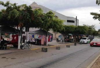 Se quejan por banquetas obstruidas y estacionamiento apartado, en el IMSS de Los Mochis