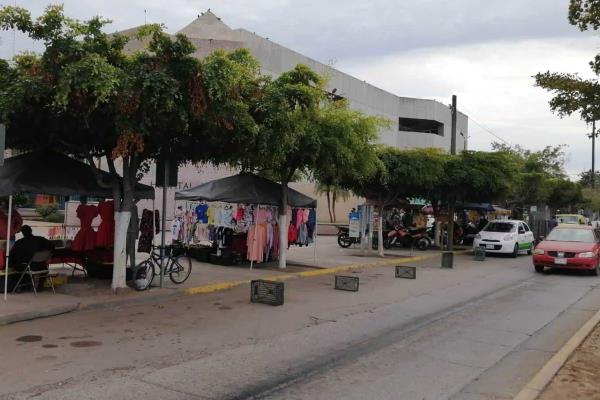 Se quejan por banquetas obstruidas y estacionamiento apartado, en el IMSS de Los Mochis