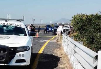 Encuentran a hombre colgado de un puente en El Rosario