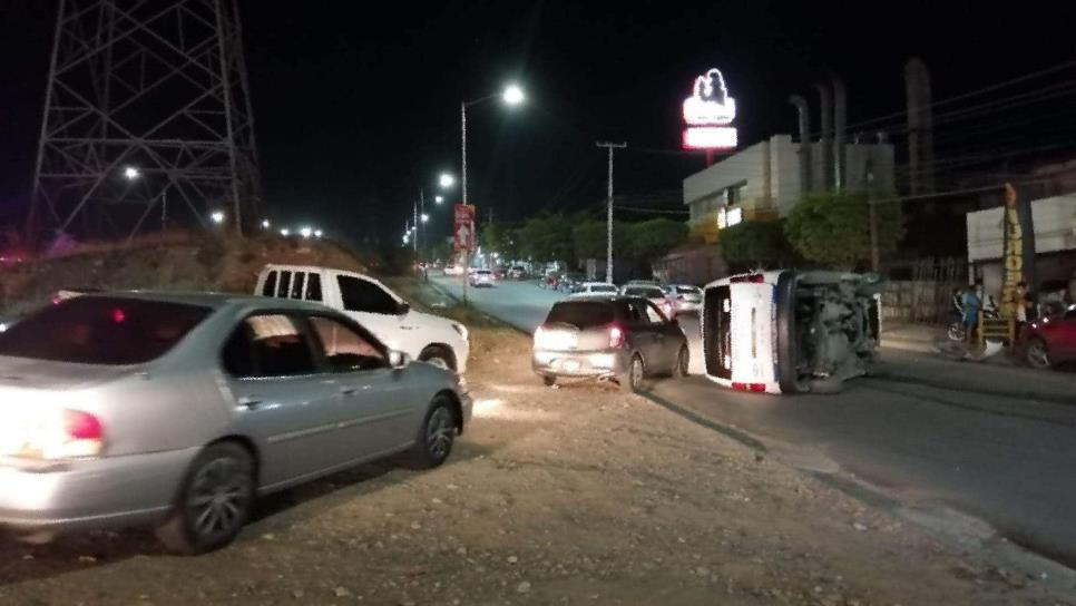 Choque sobre el bulevar Las Torres, en Culiacán, termina en volcadura