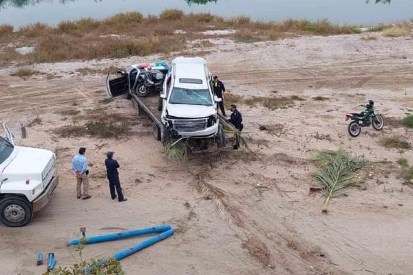 Camioneta de lujo sale «disparada» de un puente; remolcaba una moto BMW
