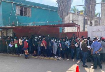 Sin sana distancia, jóvenes de campos agrícolas se vacunan en Villa Juárez
