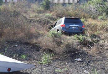 Mujer pierde el control de su vehículo y se sale del camino