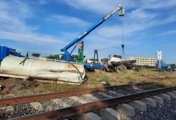 Tren arrolla una pipa en La Cruz de Elota