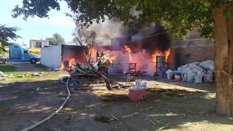 Incendio arrasa con una vivienda de material rústico en Los Mochis